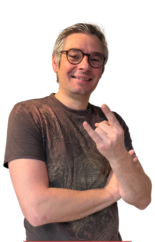 Patrick im Band-T-Shirt zeigt lachend die Metal-Pommesgabel
