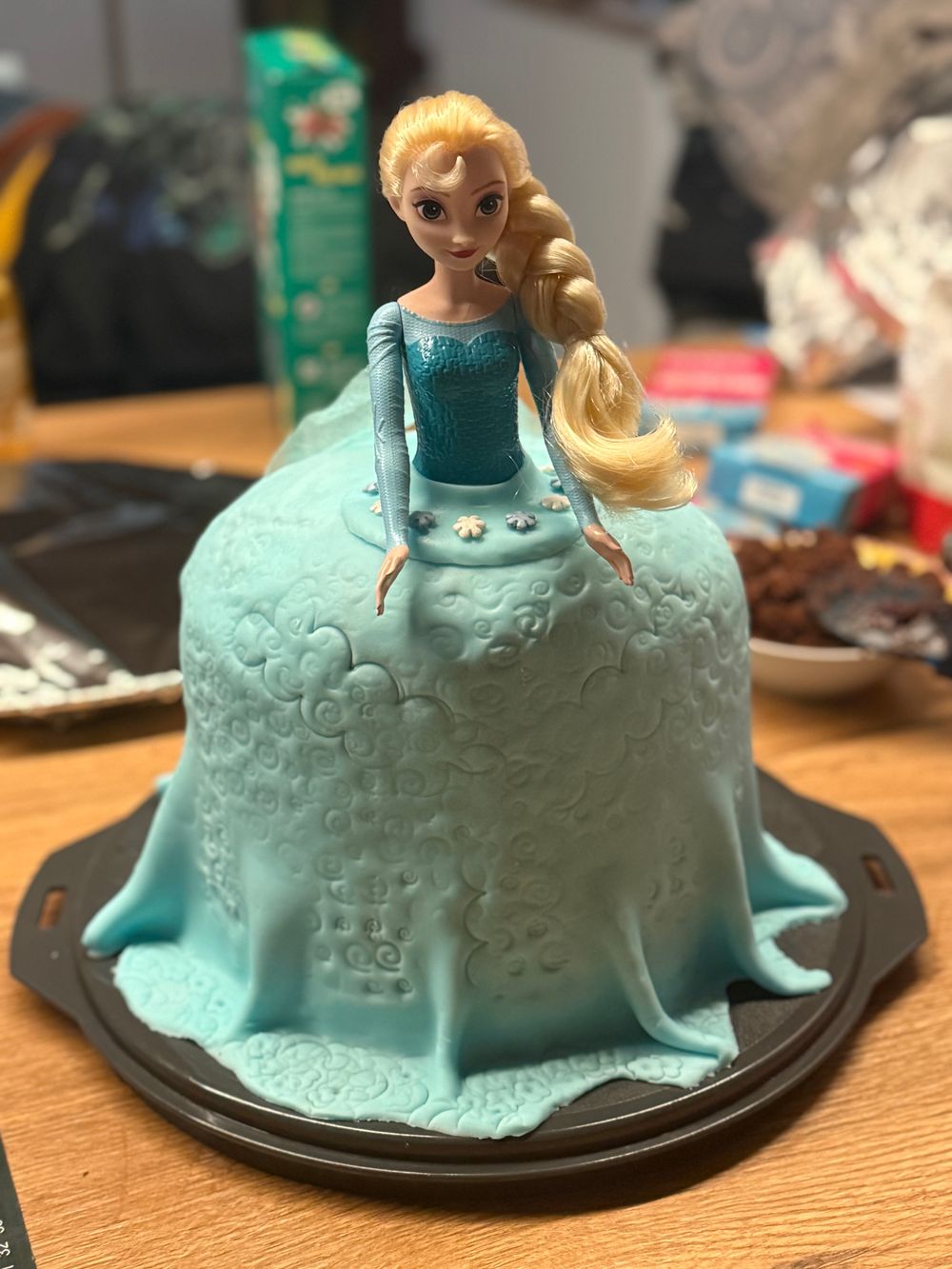 Selbst gebackene Geburtstagstorte als Prinzessinnenkleid aus hellblauem Fondant mit Elsa-Puppe