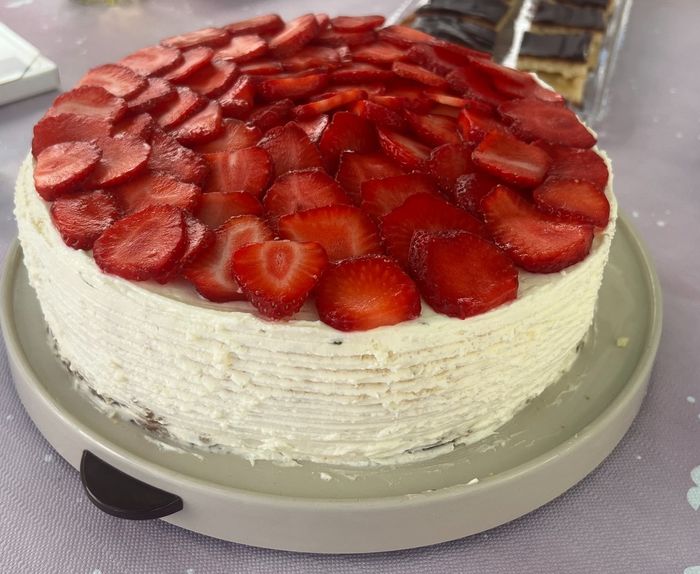 Selbst gebackene Erdbeertorte mit Sahne und dicht gelegten Erdbeerscheiben